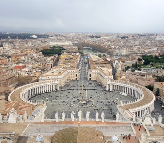 Vatikan.  185 Negara terakreditasi untuk Tahta Suci, 91 dengan kedutaan besar di Roma