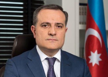 azerbaiyano.  El Ministro de Relaciones Exteriores Bayramov escucha a Tajani