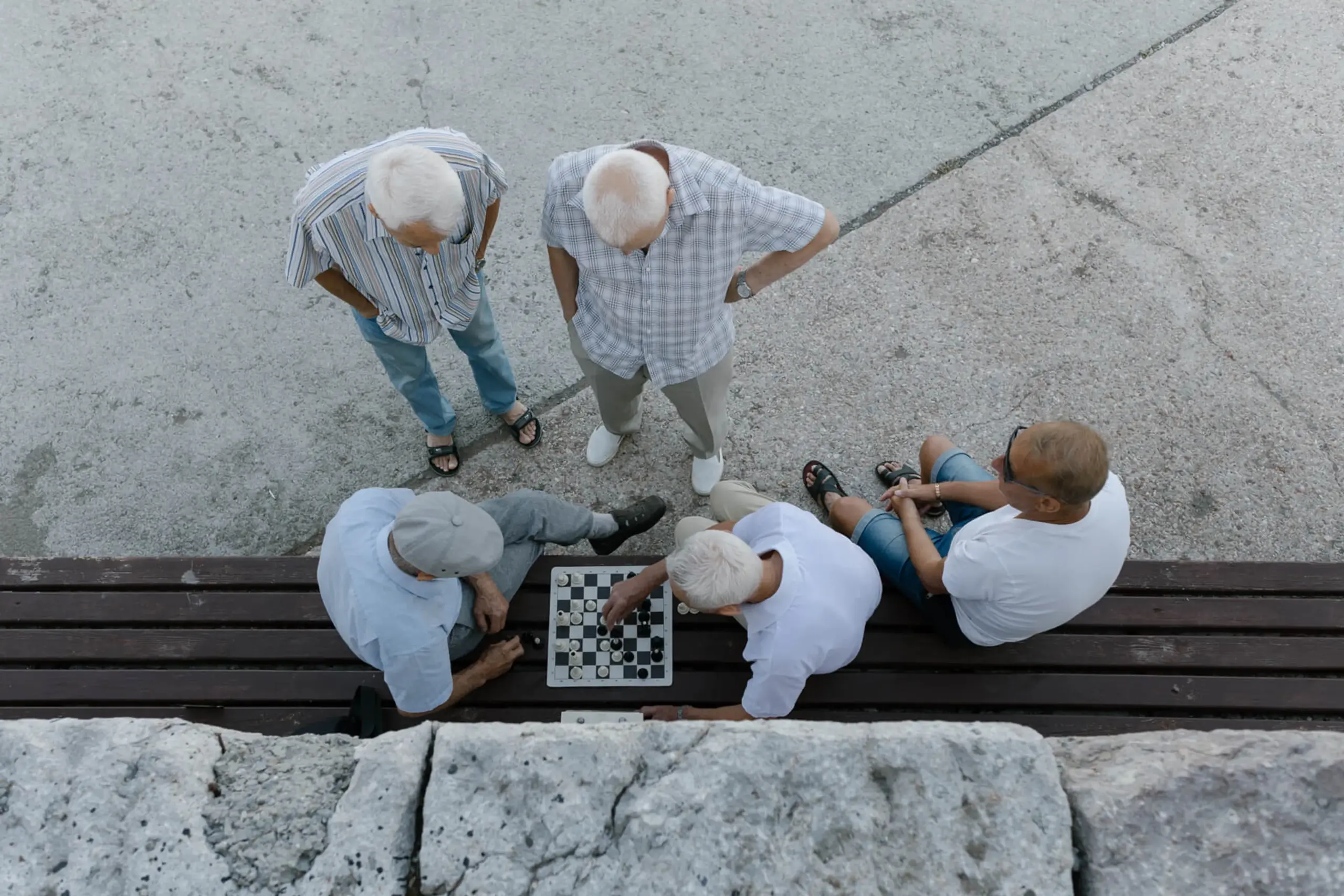 Pensionati a dama sul lungomare